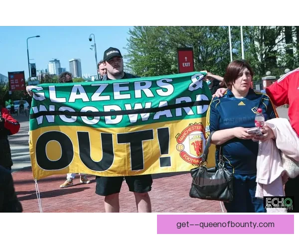 曼联老特拉福德球场顶棚漏水引发球迷热议成笑柄 曼联老特拉福德球场顶棚漏水引发球迷热议成笑柄